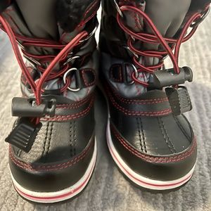 Tote’s toddler size 8 snow boots